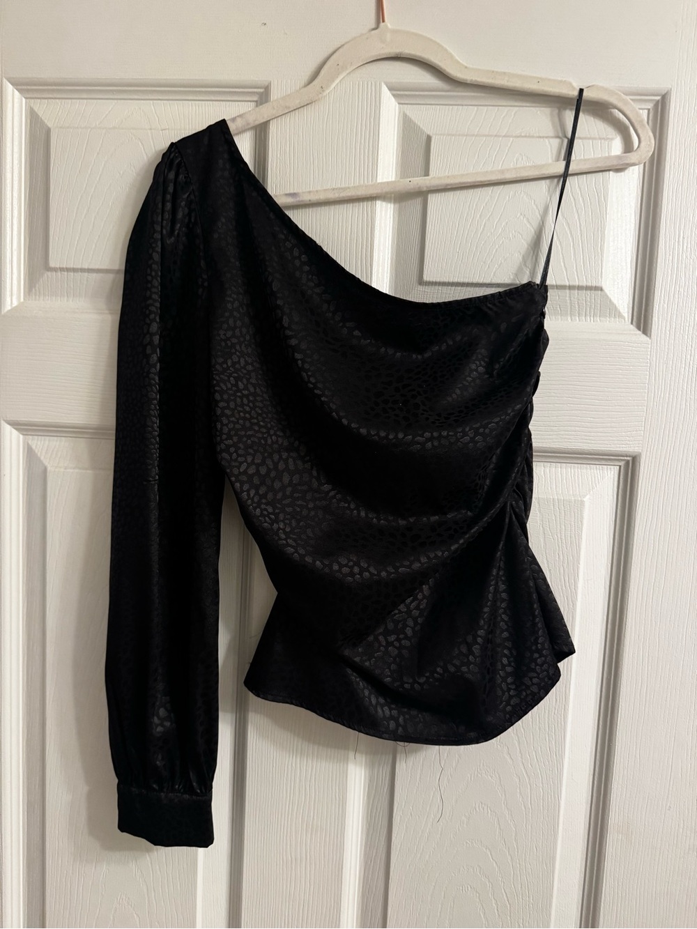 vestique Black One-Shoulder Satin-Texture Ruched Blouse